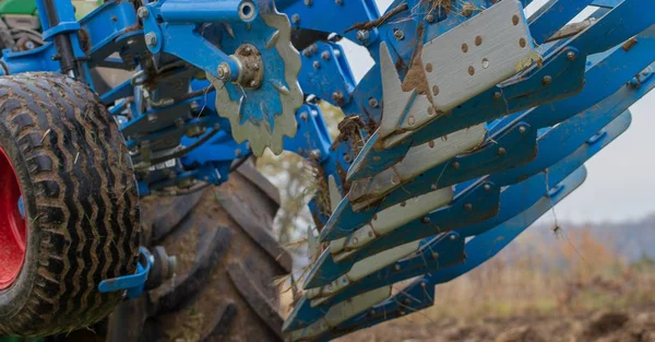 Großer Traktor Pflügt Durch Die Landschaft — Stockfoto