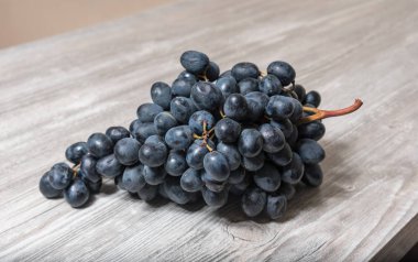 Tahta bir masada üzümler.