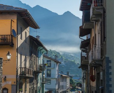 İtalya, Chatillon - 7 Temmuz: Chatillon benzersiz, kendine özgü mimarisi ile eski bir şehir olduğunu. Eski Şehir Caddesi'ne görüntülemek sabah 7 Temmuz 2018 üzerinde Chatillon, vadi Aosta, İtalya.