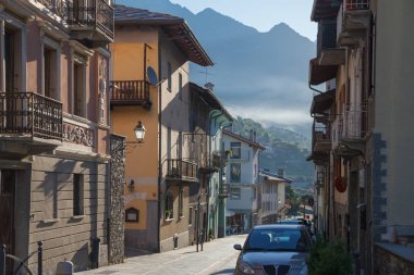 İtalya, Chatillon - 7 Temmuz: Chatillon benzersiz, kendine özgü mimarisi ile eski bir şehir olduğunu. Eski Şehir Caddesi'ne görüntülemek sabah 7 Temmuz 2018 üzerinde Chatillon, vadi Aosta, İtalya.