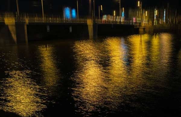 Reflexión Luz Sobre Agua Por Noche — Foto de Stock