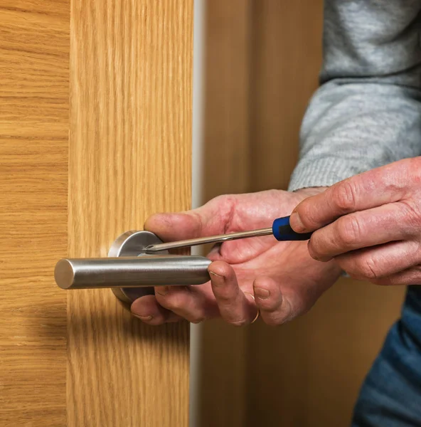 Händer Gamla Mannen Med Skruvmejsel — Stockfoto