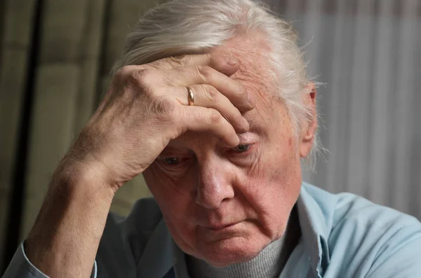 Smutny Starszy Mężczyzna Patrząc Dół — Zdjęcie stockowe