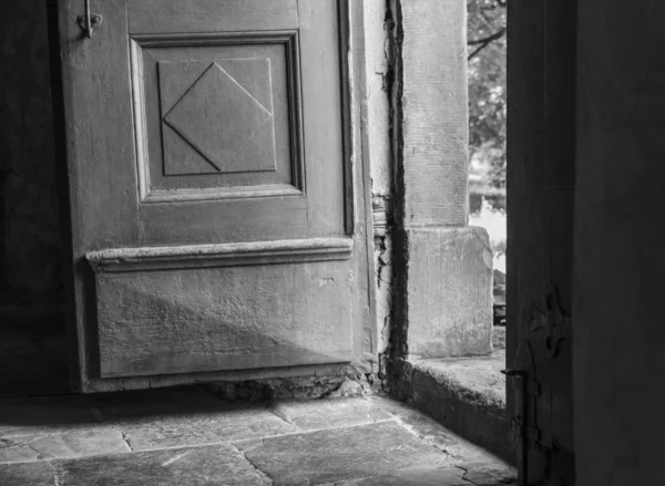 Eski terk edilmiş manor house girişine.