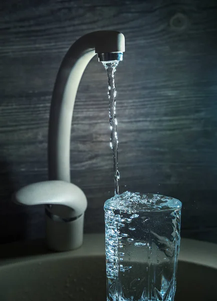 Acqua Che Scorre Nel Bicchiere Dal Rubinetto — Foto Stock