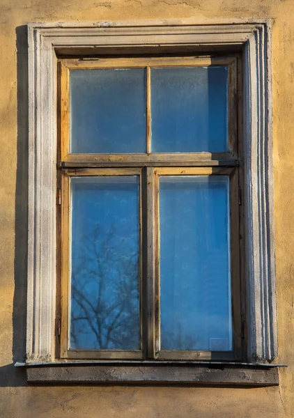 Vista sulla vecchia finestra di legno . — Foto Stock