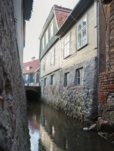 Floden mellan husen i gamla stan. — Stockfoto
