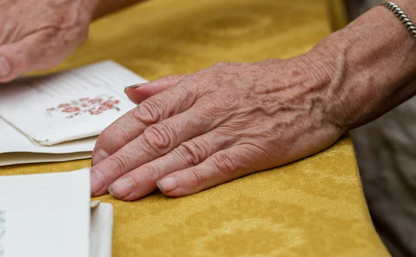 Τα χέρια του ένα θηλυκό ηλικιωμένους. — Φωτογραφία Αρχείου