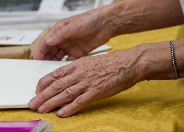 Руки пожилой женщины . — стоковое фото