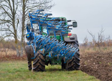 Büyük traktör sürme.