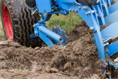 Büyük traktör sürme.