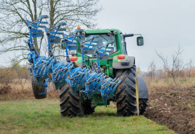 Büyük traktör sürme.