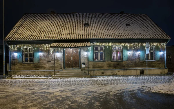 Et gammelt hus med julelys . – stockfoto