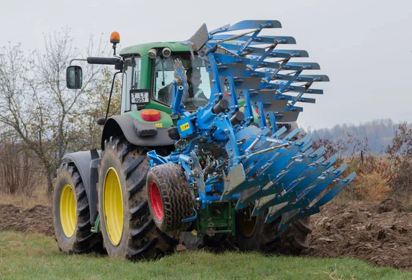 Stor traktor plöjer. — Stockfoto