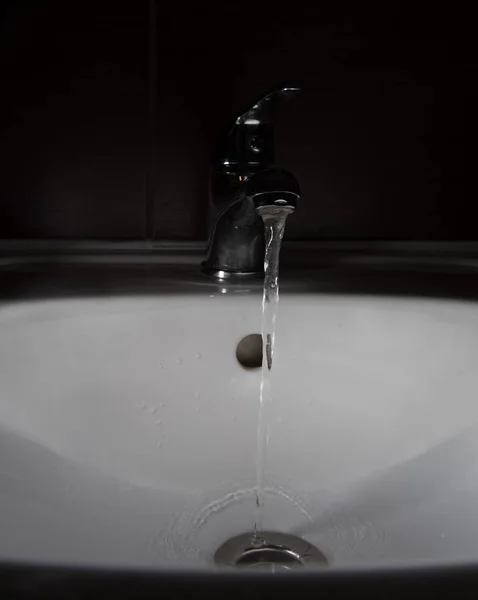 Wasser fließt in Waschbecken. — Stockfoto