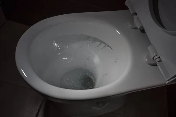 Water in het toilet spoelen. — Stockfoto
