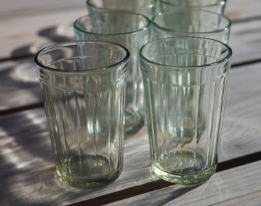 Masadaki boş bardaklar.