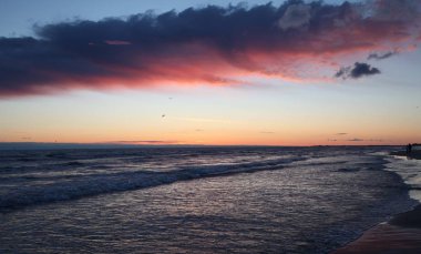 güzel kırmızı günbatımı.
