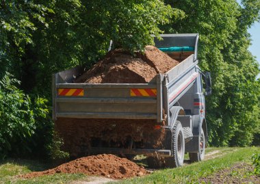 Toprak yolun yeniden inşası.
