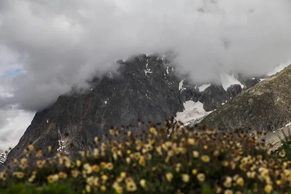 Vista al Mont Blanc en tiempo nublado . —  Fotos de Stock