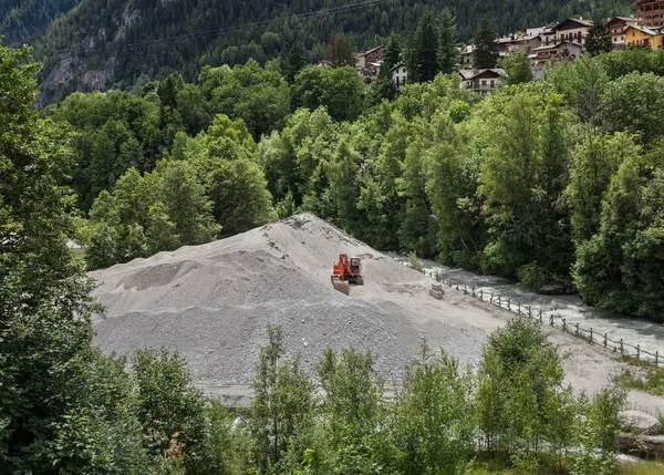 Vue sur la côte de la rivière à Courmayeur . — Photo