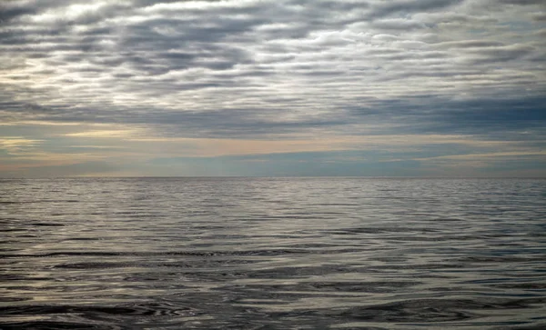 Mar Báltico en un día nublado . — Foto de Stock