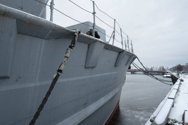 Gri bir şehir Bay gemi.