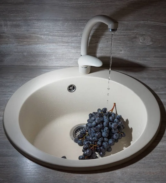 Washing a branch of grapes. — Stock Photo, Image