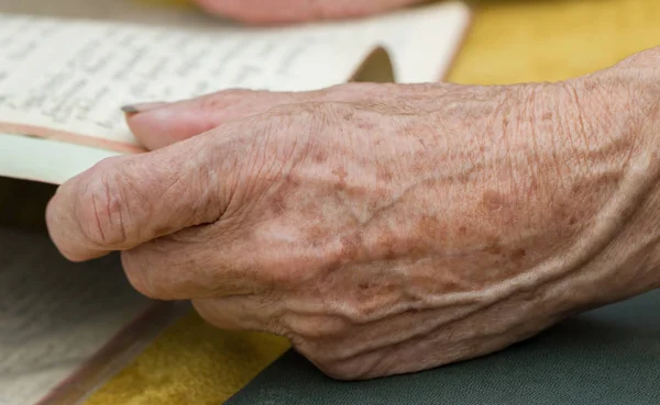 Hands of a female elderly. — Stock Photo, Image