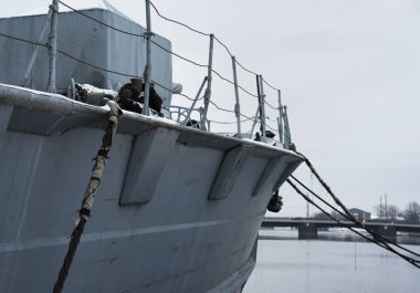 Gri bir şehir Bay gemi.