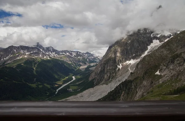 Vista para o Mont Blanc em tempo nublado . — Fotografia de Stock