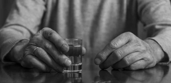 Man met glas. — Stockfoto