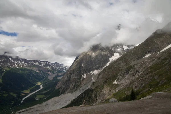 Vista para o Mont Blanc em tempo nublado . — Fotografia de Stock