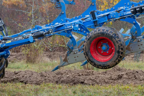 Grote trekker is ploegen. — Stockfoto