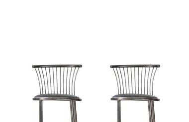 İki eski metal sandalye.