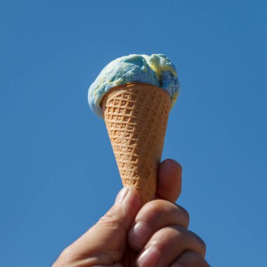 Elde dondurma külahı.