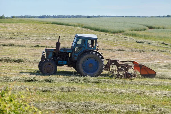 Piccolo trattore su un campo . — Foto Stock