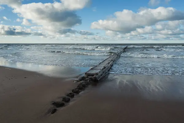Baltık denizinde ahşap iskele. — Stok fotoğraf