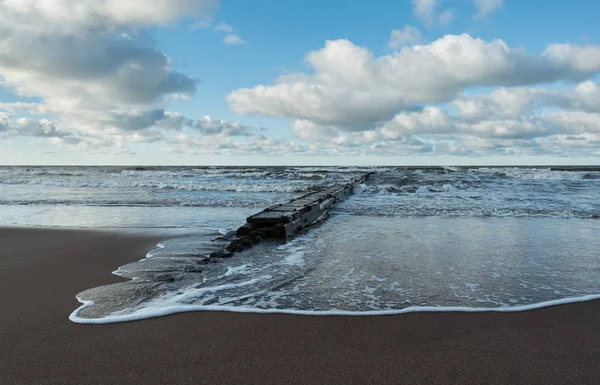 Baltık denizinde ahşap iskele. — Stok fotoğraf