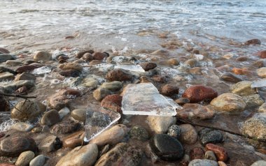 Deniz kıyısında buz.