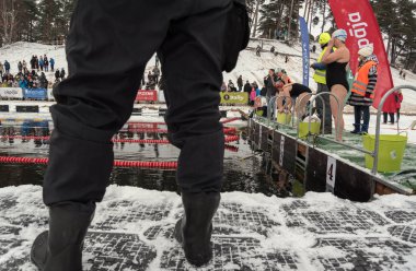 Kışın açık havuz.