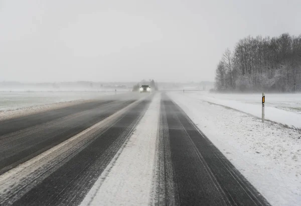 Снежная зимняя дорога . — стоковое фото