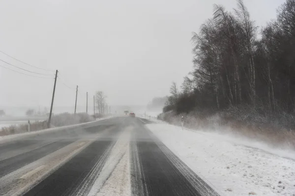 雪に覆われた冬の道. — ストック写真