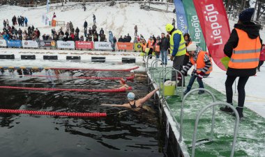Kışın açık havuz.