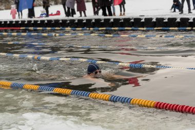 Kışın açık havuz.