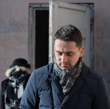 Eski kapının arkasındaki genç adam..