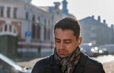 Genç bir adamın portresi.