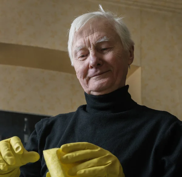 Hombre con guantes de goma con trapo . — Foto de Stock