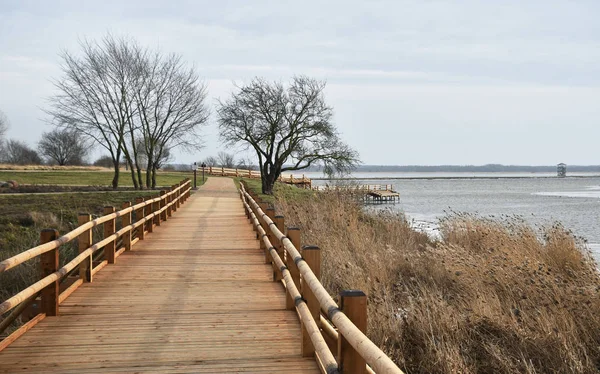 Wooden path over a lake. — Stock Photo, Image