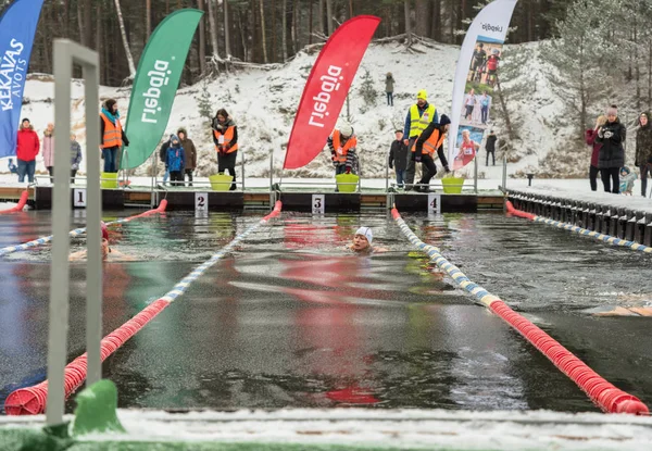 Piscina all'aperto in inverno . — Foto Stock